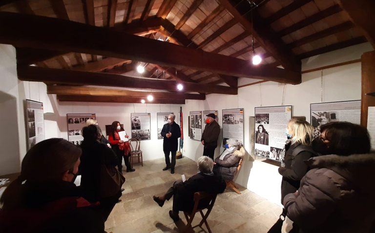 SLOVENSKO KULTURNO DRUŠTVO PRIMOREC (ASSOCIAZIONE CULTURALE) Razstava o ženskah Mostra sulle donne